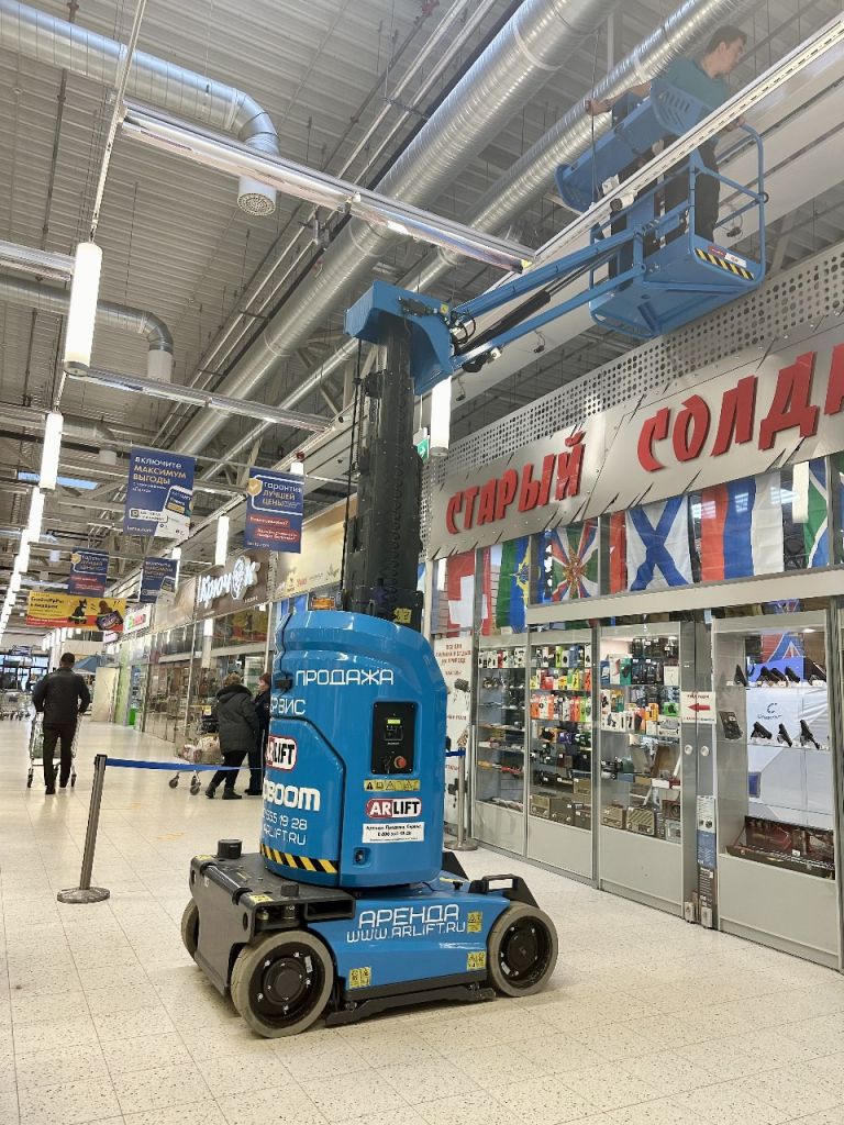 вертикально мачтовый подъемник в работе