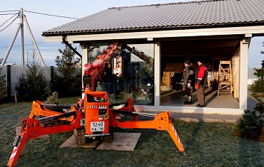 Остекление гостевого домика мини-краном