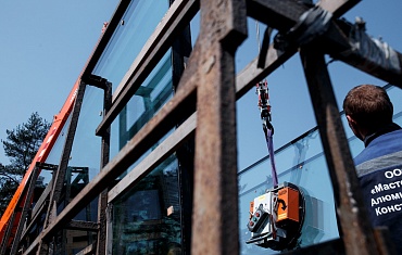 Монтаж стекла вакуумным захватом 